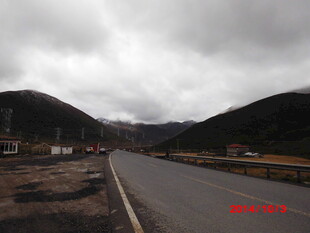 山间公路 阴云下的风景