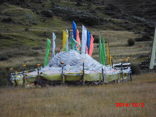 草原上的多彩帐篷与经幡