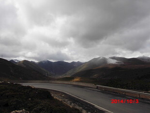 蜿蜒公路于云雾山间穿行