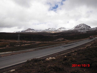 公路旁雪山美景
