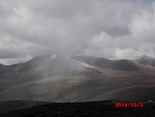 云雾缭绕的壮丽山脉景观