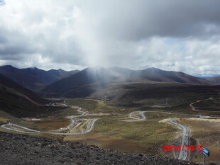 山间蜿蜒公路 壮美风光