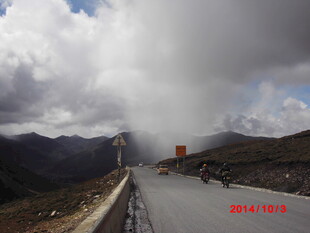 云雾缭绕的山间公路