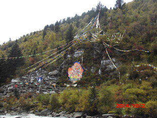 山间经幡与桥梁景观