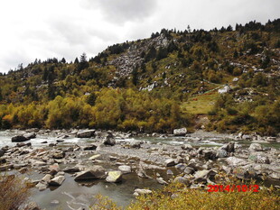 山间湍急溪流与嶙峋怪石