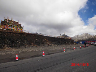 公路旁的藏式建筑与风景