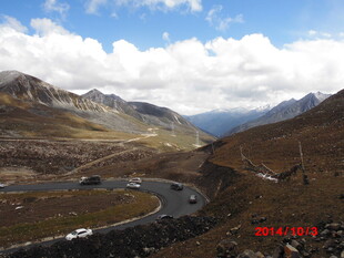 山间河谷壮丽自然景观