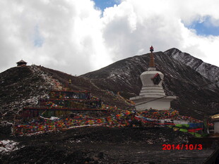 山间白塔 藏地独特景致