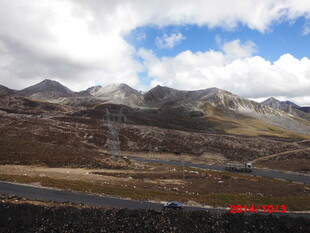 高原公路旁的壮美山景