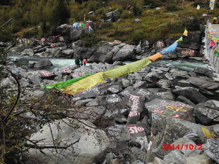 山间经幡立于碎石之上