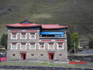 藏式风格建筑于山野间