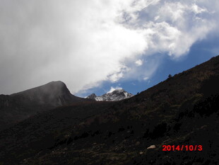 山间云雾缭绕的壮丽景致
