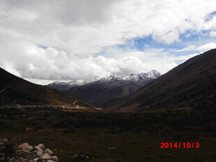 山间云雾缭绕的壮丽景致