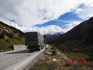 山间公路上行驶的载货卡车