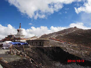 西藏山间的白塔景观