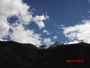 蓝天白云下的巍峨山脉