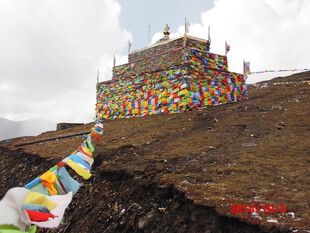 藏区山坡上的多彩经幡建筑