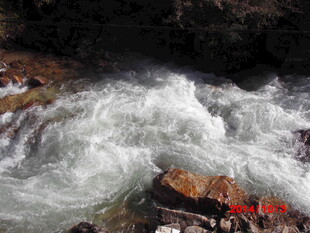 湍急溪流冲击岩石场景