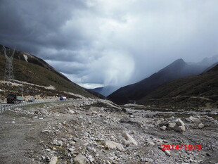 山间碎石路 阴云覆山谷