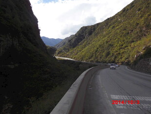 山间公路上行驶的车辆