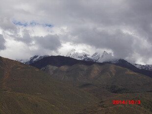 雪山云海下的壮丽山峦