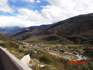 山间公路旁的美丽村落