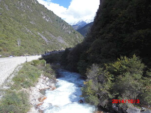 山间湍急溪流风景