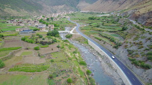 山间蜿蜒公路与田园风光
