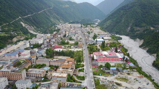 山谷中的多彩小镇