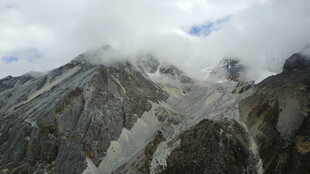 云雾缭绕的壮丽高山景色