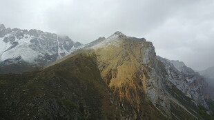 雪山峻岭间的壮丽景致