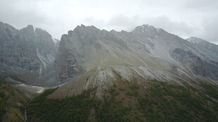 云雾缭绕的壮丽山峦