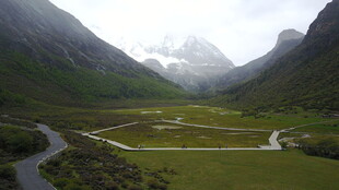 山间绿野蜿蜒河流美景