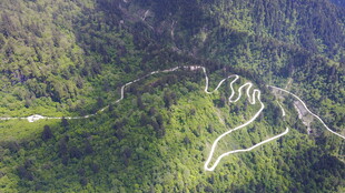 山间蜿蜒公路航拍图