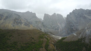 云雾缭绕的壮丽山景
