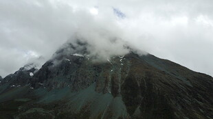 云雾缭绕的巍峨山峰