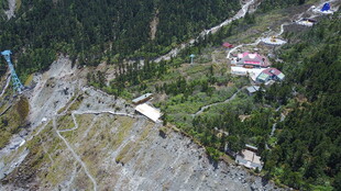 高空俯瞰山间索道景象