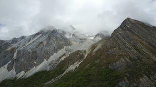 云雾缭绕的壮美山脉