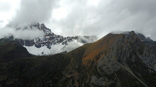 云雾缭绕的壮丽山峰