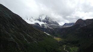 云雾缭绕的壮美山间景色