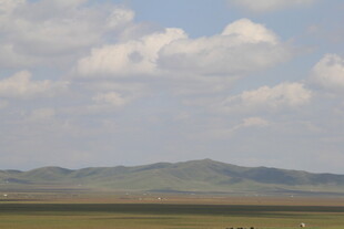 草原远山与蓝天白云