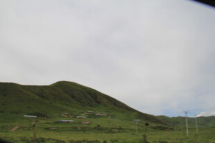 青山绿野间的宁静风光