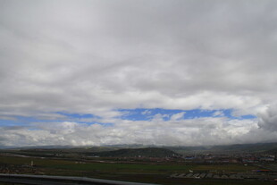 天空下的广阔田野与云层