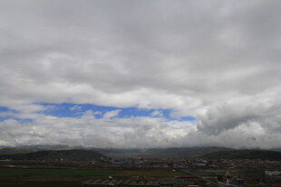 乌云下的城市天际线