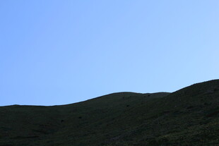 蓝天映衬下的起伏山丘