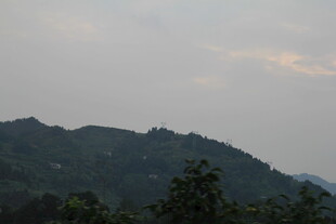 山峦云雾间的自然景致