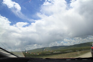 车窗外的蓝天白云草原