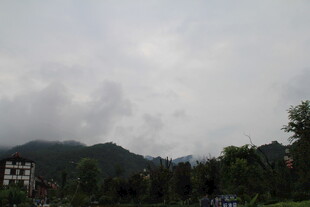 山间云雾缭绕的景致