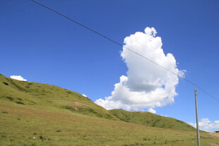 草原蓝天中的蓬松云朵