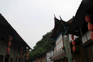 古巷中式建筑红灯笼景观